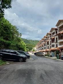 Selayang townhouse for rent (Taman amansiara) ground floor ,2 carpark