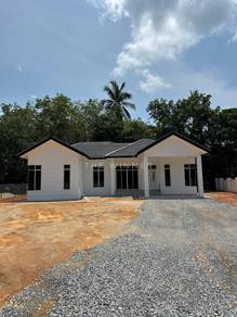 TANAH MERAH Banglo Moden Tanah Luas di Kg Berchang utk dijual!!