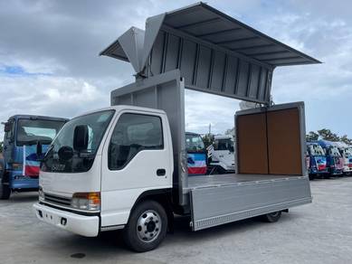 Isuzu NPR71L wing box truck