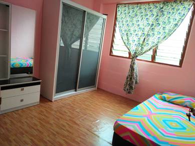 Bilik Single Depan LRT Wangsa Maju Seksyen 1 (perempuan)