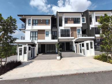 3 Storey Hilltop Townhouse Sepang 
