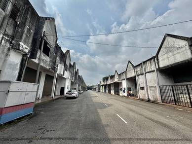 Warehouse/shop for rent @ Taman Sri Sulong, Batu Pahat.