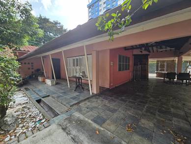 1.5 storey bungalow on a quiet street in SS1 on freehold land