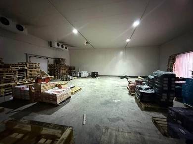 Demak laut Semi-D warehouse with coldroom for rent