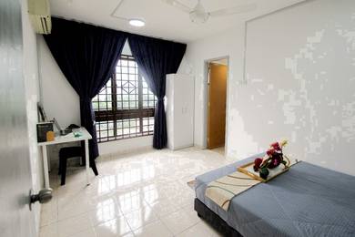 Bilik Sewa Eksklusif – Master Room w/ Aircond & Attached Bathroom
