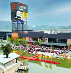 FREEHOLD Near Subang Airport ! 2 R 2 CP - 100% Loan Near Mall School