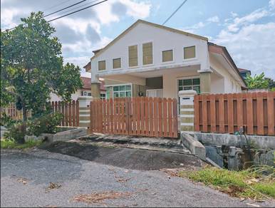 Freehold bungalow with 5 bedrooms at Taman Krubong Perdana, Krubong