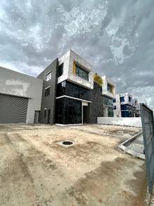 Rawang nice industrial park ,facing main road , beside highway