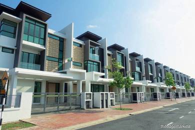 Move in NOW !! New 3800sf House - Link to ELITE + MEX - 24hr Security