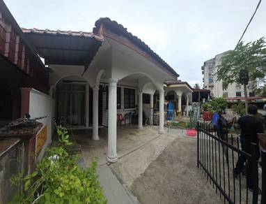 Teres setingkat di Taman seri kelemak Alor Gajah