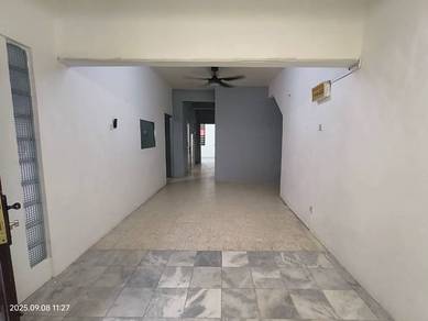 Townhouse Ground Floor 1000sqft Near LRT