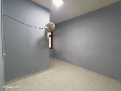 Townhouse Ground Floor 1000sqft Near LRT