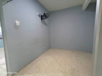 Townhouse Ground Floor 1000sqft Near LRT