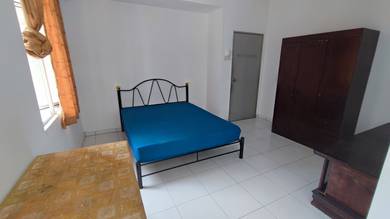 Medium Room/Master Room 🔥Queen Mattress🔥 Larkin/ JB/ CIQ