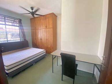 Room at Iskandar JB 5min to CIQ Town Free WIFI & Water available 2 pax