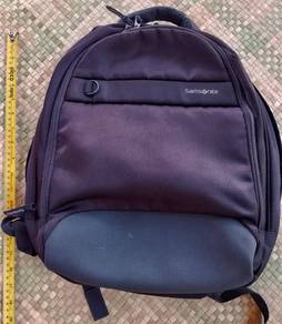 Beg laptop Samsonite untuk di lepaskan.