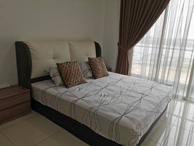 Big Balcony Room at Skysuites, walking distance to CIQ