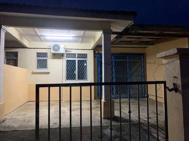 Teres setingkat Taman Mahkota Aman Batu 11 Kuantan
