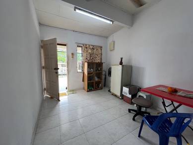 Room at Jalan Landak 3 Mins to CIQ