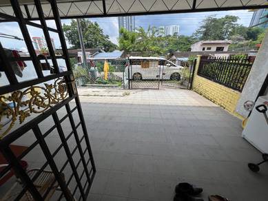Room at Jalan Landak 3 Mins to CIQ