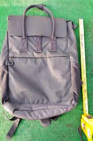 Backpack Quechua 10L untuk di lepaskan.
