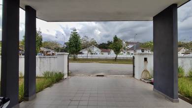 Semi D Depan Jalan Di Puncak Iskandar