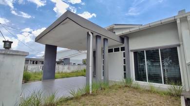 Semi D Depan Jalan Di Puncak Iskandar