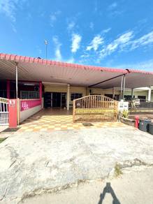 Depan Padang. TERES SETINGKAT  TAMAN SERI SERAI, BAGAN SERAI, Perak.
