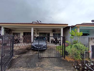 Facing open mengadap padang Rumah Sendayan Mantau Indah