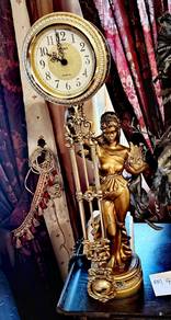 Statue clock 