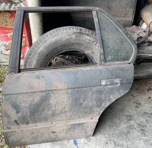 BMW E30 4 Doors Boot Belakang