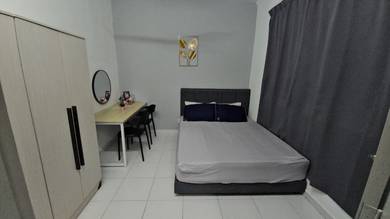 Sharing / Non-Sharing room with QUEEN Bed in Mentari