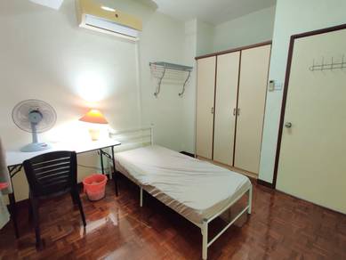 Medium bedroom@ condo, Ampang. Bus stop infront. 3KM to LRT. Highways.