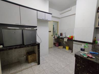 Medium bedroom@ condo, Ampang. Bus stop infront. 3KM to LRT. Highways.