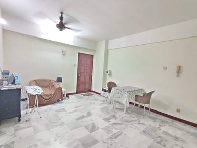 Medium bedroom@ condo, Ampang. Bus stop infront. 3KM to LRT. Highways.