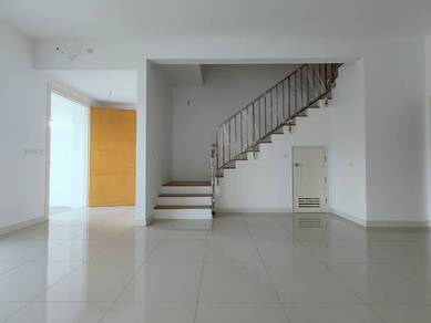 【 Facing empty, more parking 】 2 Storey House, Garland 1, Kota Emerald
