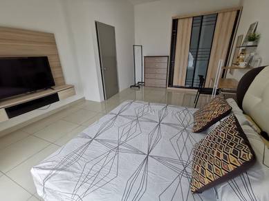 Big Balcony Room at Skysuites, walking distance to CIQ