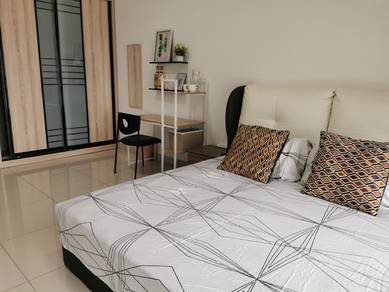 Big Balcony Room at Skysuites, walking distance to CIQ