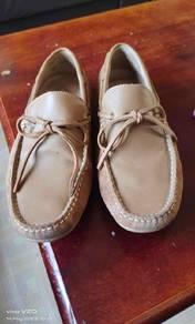 kickers slip on