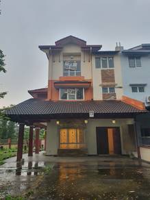 2.5 storey corner unit with huge land
