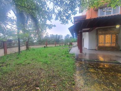 2.5 storey corner unit with huge land