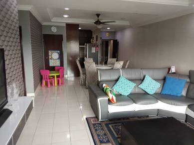 Beautifully Renovated Corner unit condo