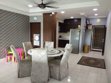 Beautifully Renovated Corner unit condo