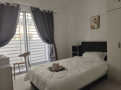Walking distance to MRT - Middle room