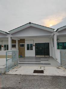 Rumah menghadap jalan besar di Residen 4