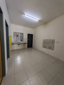 Rumah menghadap jalan besar di Residen 4