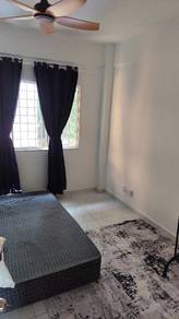 Master Bedroom (Bilik Pertama)