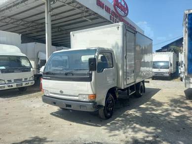 2006 Nissan UD YU41H4 Fiber Box 14'
