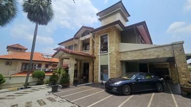 Fully Renovated Move in Condition villa in Bukit Jelutong for sale