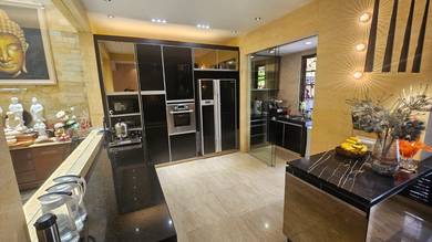 Fully Renovated Move in Condition villa in Bukit Jelutong for sale